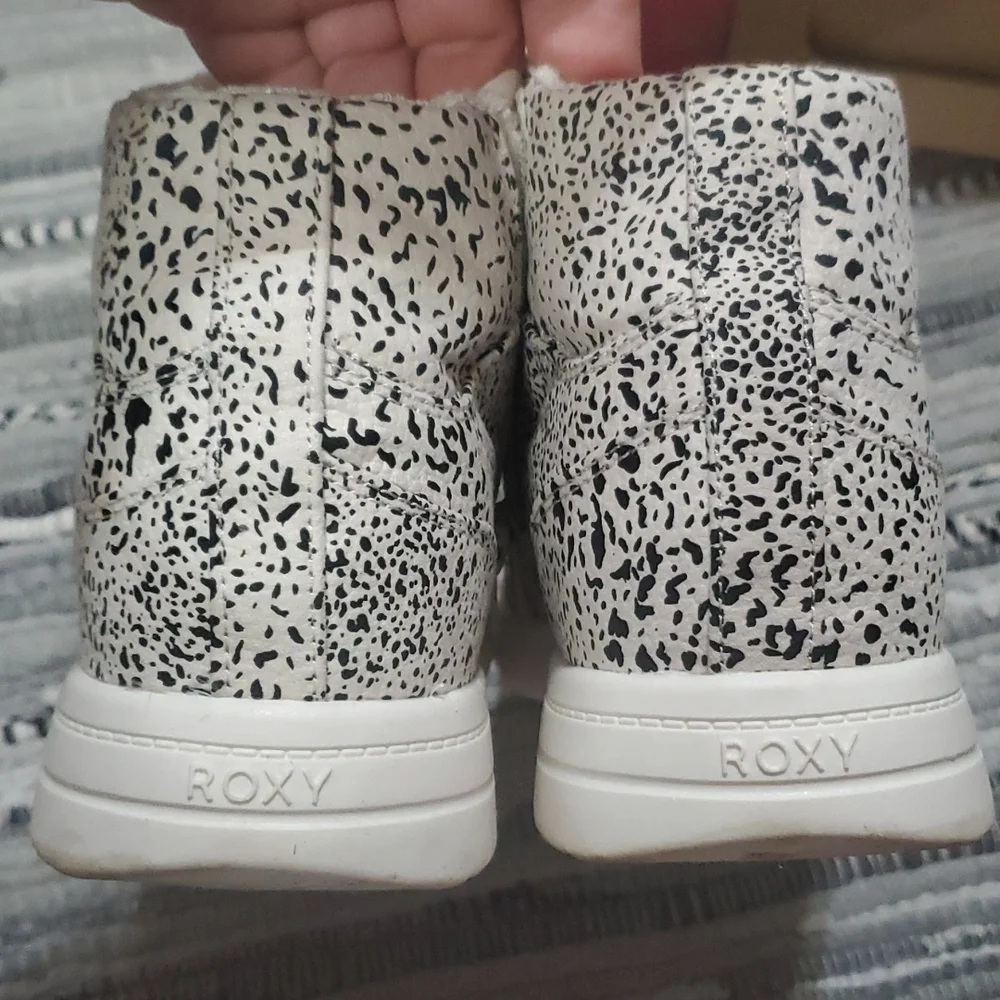 ROXY 10 women's leopard ๐ print high tops - Picture 4 of 6